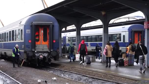 Reisende Und Pendler Warten Auf Dem Bahnsteig Des Bukarester Nordbahnhofs — Stockvideo