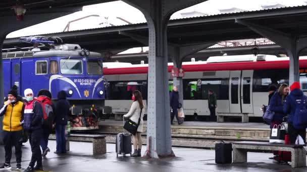 Viajeros Viajeros Que Esperan Tren Plataforma Del Tren Bucarest North — Vídeo de stock