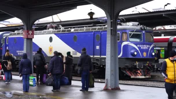 Podróżni Dojeżdżający Pracy Czekają Pociąg Peronie Kolejowym Dworca Północnego Bukaresztu — Wideo stockowe