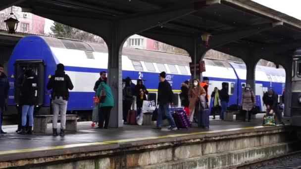 루마니아 부쿠레슈티에 부쿠레슈티 Gara Nord Bucharest 승강장에서 열차를 기다리는 여행자들 — 비디오