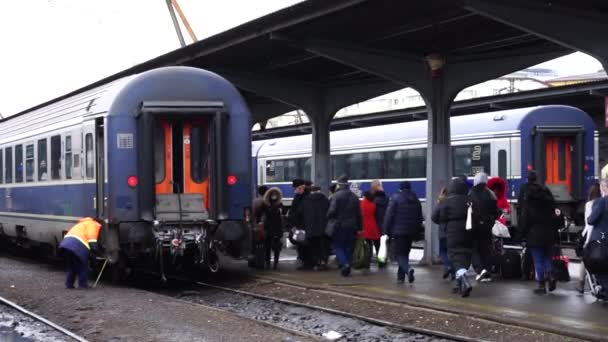 Utazók Ingázók Bukaresti Északi Pályaudvar Gara Nord Bucharest Vasúti Peronján — Stock videók