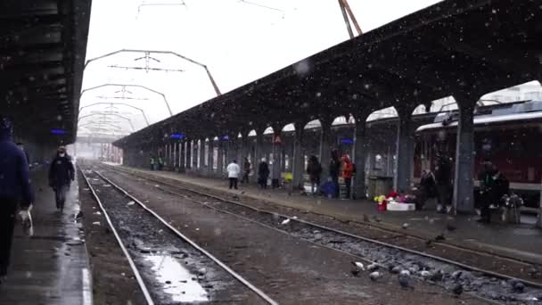 Boekarest Roemenië 2022 Oorlogsvluchtelingen Het Treinstation Van Boekarest Gara Nord — Stockvideo