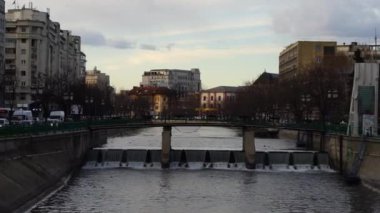 Bükreş şehir merkezinde trafik sıkışıktı. Romanya 'nın Bükreş kentindeki asfalt yolda arabalar, 2019.