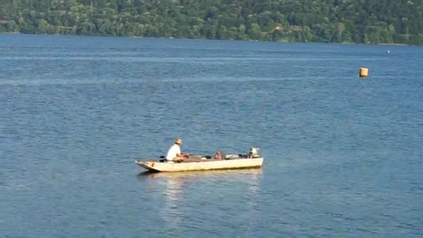 Man Boot Ontspannen Vissen Donau Een Zonnige Dag Orsova Roemenië — Stockvideo