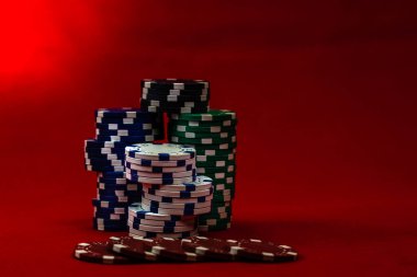 Kırmızı arkaplanda poker çiplerinin karışımı