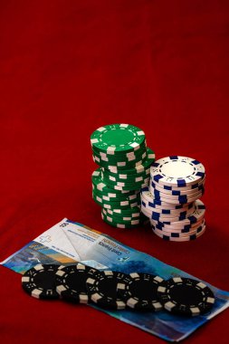 Kırmızı arka planda parası olan poker çipleri yığını, CHF para birimi