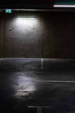 Boş otopark, loş ışık, yeraltı otoparkı..