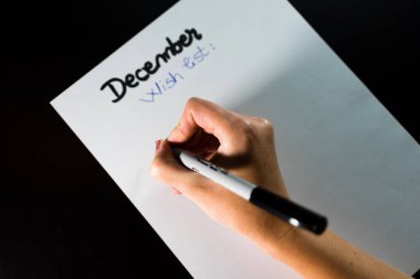 Beyaz kağıt üzerinde hedefleri ya da alışveriş listesi olan bir liste yapmak