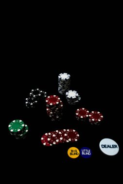 Siyah arkaplanda poker çipleri yığını