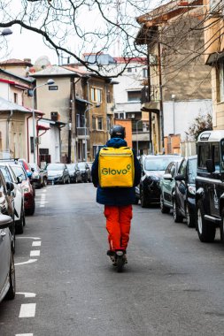 Romanya 'nın Bükreş kentinde bisikletli bir Glovo gıda kuryesi, 2022