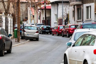 Şehrin şehir merkezinde trafik sıkışıklığında araba trafiği. Romanya 'nın Bükreş kentinde araba kirliliği ve trafik sıkışıklığı, 2022