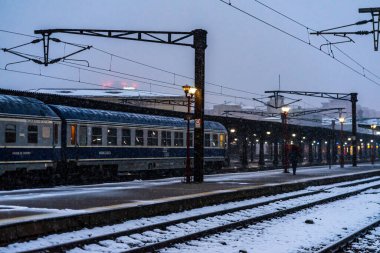 Romanya 'nın Bükreş kentinde soğuk ve karlı bir günde Kuzey Demiryolu İstasyonu (Gara de Nord), 2021