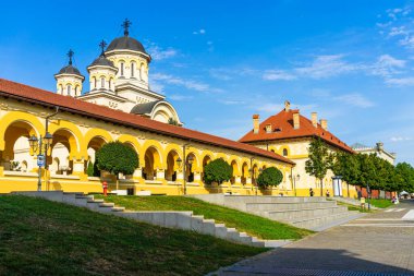 Romanya 'nın Alba Iulia kentinde güneşli bir günde Ortodoks Katedrali manzarası, 2021