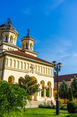 Romanya 'nın Alba Iulia kentinde güneşli bir günde Ortodoks Katedrali manzarası, 2021