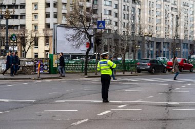 Romanya 'nın Bükreş şehir merkezinde yoğun saatlerde trafiği polis memuru ve Romanya Trafik Polisi (Politia Rutiera) yönetiyor.