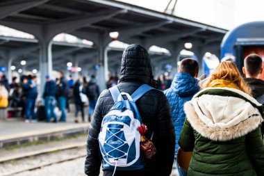 Bükreş 'teki Bükreş Kuzey Tren İstasyonu' nun (Gara de Nord Bükreş) tren peronunda tren bekleyen gezginler ve banliyö sakinleri, 2022