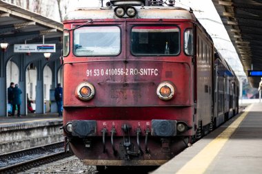 Bükreş, Romanya 'daki Bükreş (Gara de Nord Bükreş) tren istasyonunda ya da hareket halindeki tren platformunda 2022