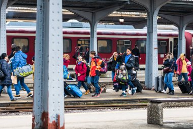 Bükreş 'teki Bükreş Kuzey Tren İstasyonu' nun (Gara de Nord Bükreş) tren peronunda tren bekleyen gezginler ve banliyö sakinleri, 2022