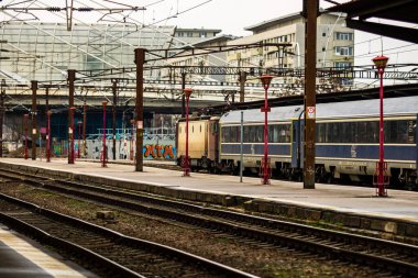 Bükreş, Romanya 'daki Bükreş (Gara de Nord Bükreş) tren istasyonunda ya da hareket halindeki tren platformunda 2022