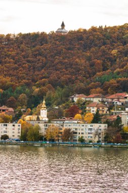 Tuna nehri ve Orsova şehir bitki örtüsü ve binaları, deniz manzarası. Orsova, Romanya, 2021