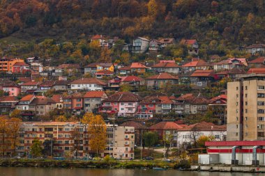Tuna nehri ve Orsova şehir bitki örtüsü ve binaları, deniz manzarası. Orsova, Romanya, 2021