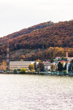 Tuna nehri ve Orsova şehir bitki örtüsü ve binaları, deniz manzarası. Orsova, Romanya, 2021