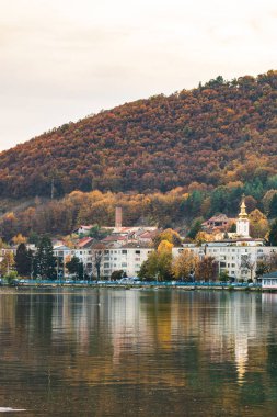 Tuna nehri ve Orsova şehri, deniz manzarası. Orsova, Romanya, 2020