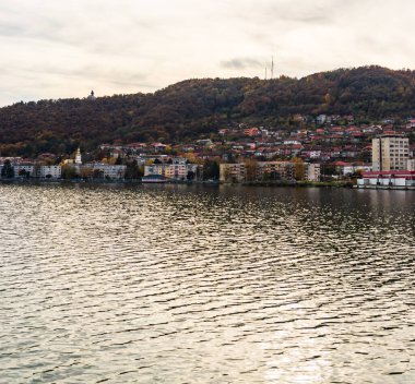 Tuna nehri ve Orsova şehri, deniz manzarası. Orsova, Romanya, 2020