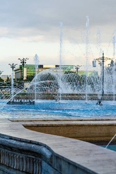 ブカレストのダウンタウンにあるUnirii Squareで噴水 ルーマニアのブカレストのUnirii Boulevard 2021 — ストック写真