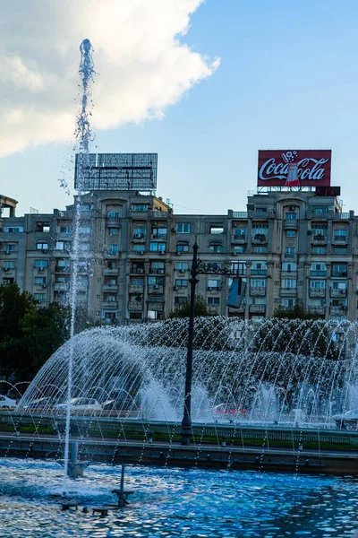 ブカレストのダウンタウンにあるUnirii Squareで噴水 ルーマニアのブカレストのUnirii Boulevard 2021 — ストック写真