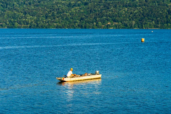Людина Човні Відпочиває Рибалить Річці Дунай Сонячний День Орсові Румунія — стокове фото
