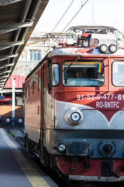 2022年罗马尼亚布加勒斯特布加勒斯特北站 Gara Nord Bucharest 运行中的列车或在火车站站台上的列车 — 图库照片