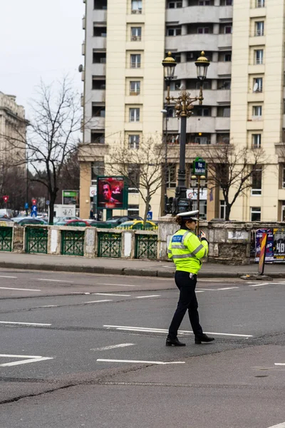 Polisagent Vid Rumäniens Trafikpolis Politia Rutiera Som Leder Trafiken Rusningstid — Stockfoto