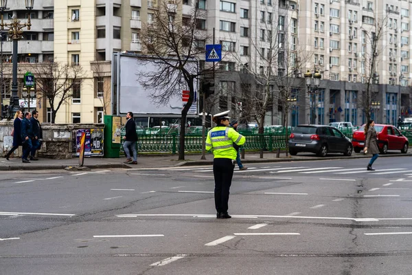 Agente Policía Policía Tráfico Rumana Politia Rutiera Dirigiendo Tráfico Durante —  Fotos de Stock