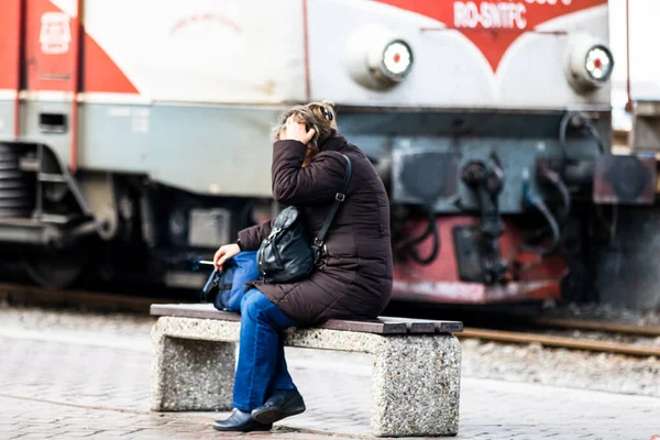 Ταξιδιώτες Και Επιβάτες Που Περιμένουν Τρένο Στην Αποβάθρα Του Βόρειου — Φωτογραφία Αρχείου