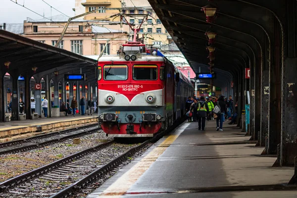 Bükreş, Romanya 'daki Bükreş (Gara de Nord Bükreş) tren istasyonunda ya da hareket halindeki tren platformunda 2022