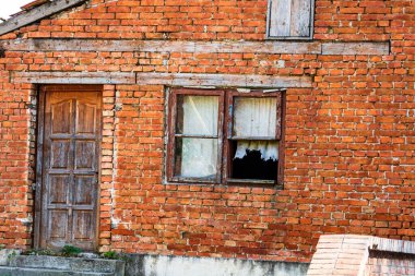Eski ve terk edilmiş camları kırık tuğla bir ev..