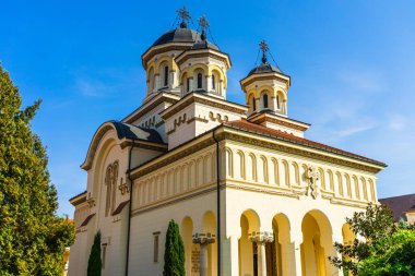 Katedralin mimari detayları. Romanya 'nın Alba Iulia kentindeki kilise manzarası, 2021.