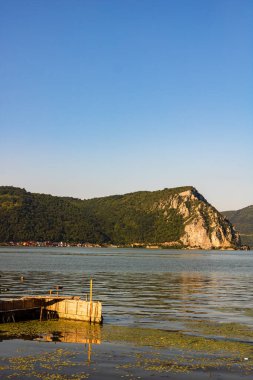 Tuna Vadisi 'ndeki güzel manzara (Demir Kapılar), güneşli bir günde Tuna Nehri manzarası