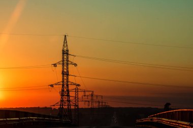 Elektrik direği, günbatımında elektrik kulesi.