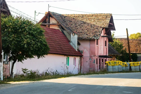 Widok Malowniczej Miejscowości Viscri Rumunii Malowane Tradycyjne Stare Domy Średniowiecznej — Zdjęcie stockowe