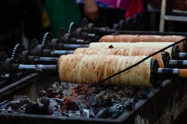 Kurtos Kolacs (Krtskalcs). Geleneksel Macar pastası, şekerli, ballı ve fındıklı..