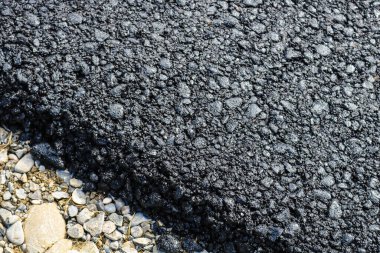 Asfalt yolun yeni katmanı yapım aşamasında