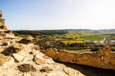 Romanya 'nın Transilvanya kentindeki Rupea kalesinden görüntü. Rupa Kalesi (Cetatea Rupea)