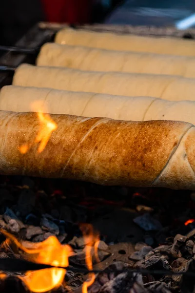Kurtos Kolacs (Krtskalcs). Geleneksel Macar pastası, şekerli, ballı ve fındıklı..