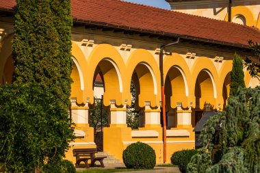 Zarif cephe binasının mimari detaylarını kapat.