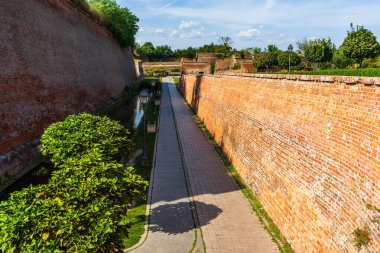 Temiz çimleri olan yeşil bir bahçe, güzel ağaçlar, kale avlusundaki sokaklar. Romanya 'nın Alba Iulia kentindeki surlar ve gezinti alanları, 2021