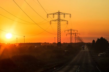 Elektrik direği, günbatımında elektrik kulesi.