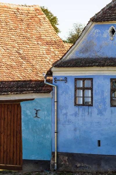 Romanya 'daki Viscri köyünün manzarası. Romanya 'nın Viscri kentindeki ortaçağ Sakson köyündeki geleneksel evleri boyamış.