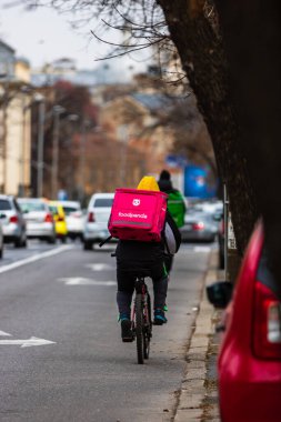 Romanya 'nın Bükreş kentinde bisikletli bir Food Panda kuryesi, 2022